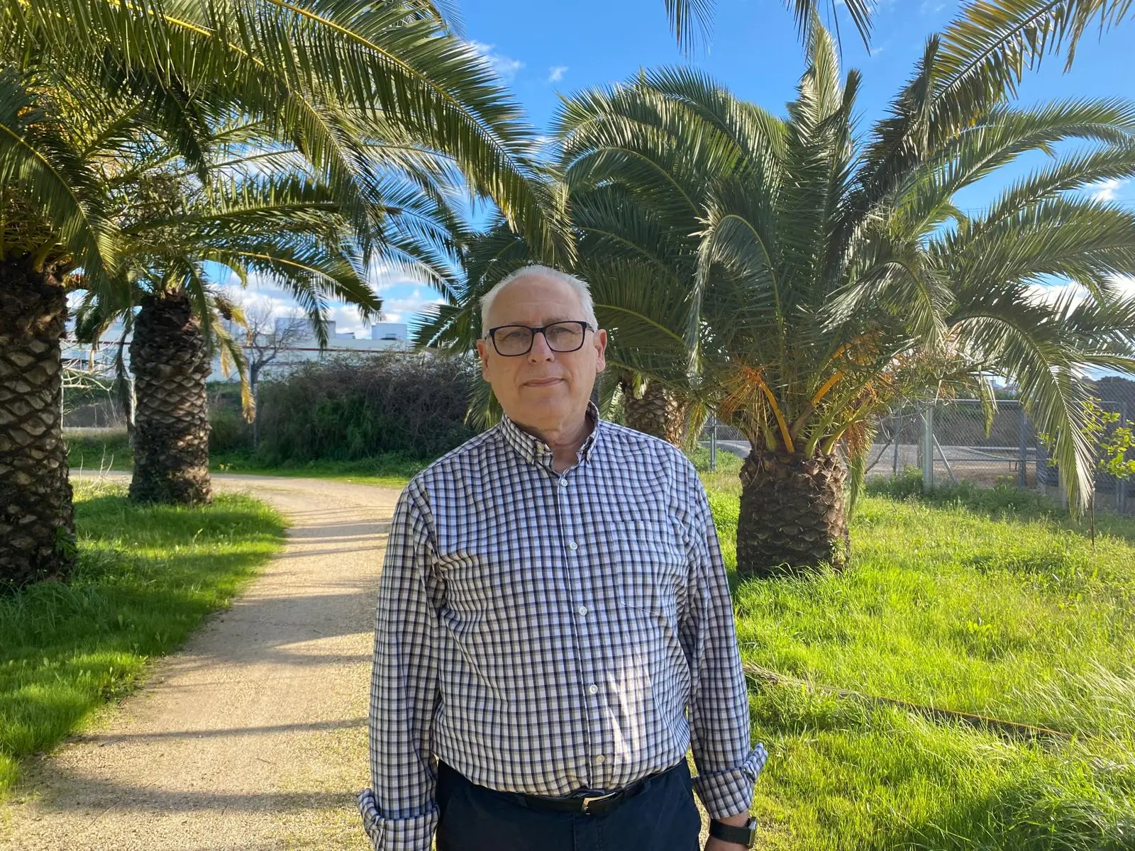 José María Díaz Sánchez presenta "Las agujas que bordan rosas de seda", una obra que reivindica la artesanía y el empoderamiento femenino