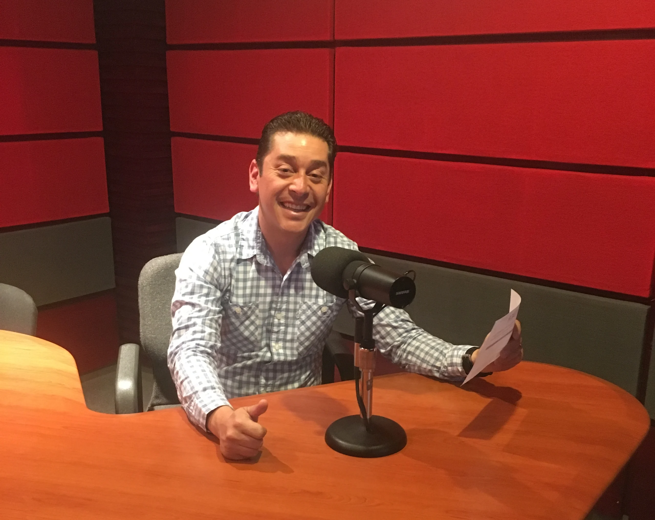 Ricardo Israel Casillas Flores presenta su primer libro sobre adolescencia y comunicación familiar