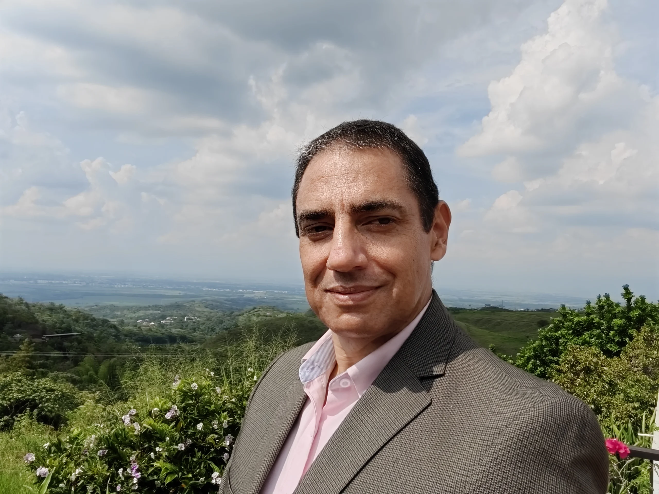 Víctor Hugo Becerra Hermida debuta con Compersión, una novela que redefine el amor desde la conciencia y la libertad